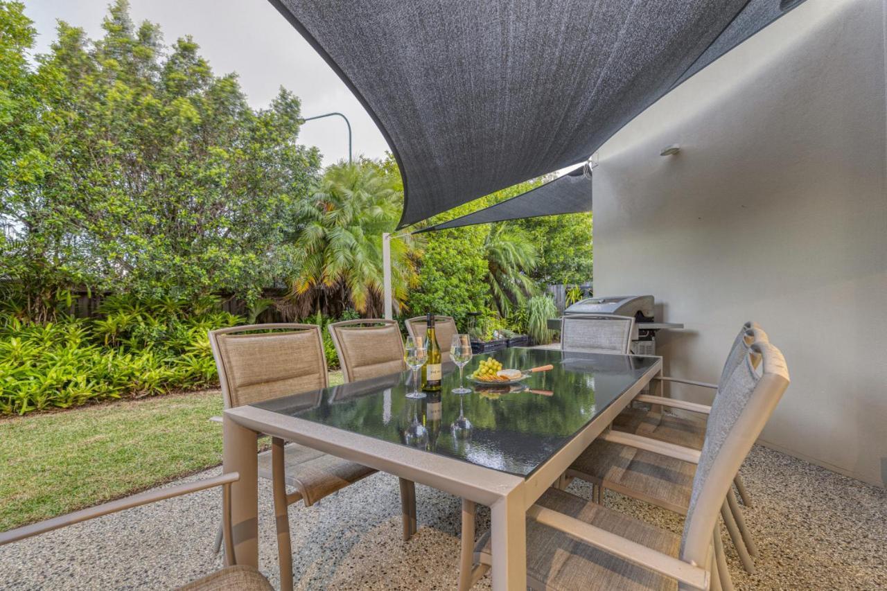 Luxury Resort Style Villa Pool By Custom Bnb Hosting Pelican Waters المظهر الخارجي الصورة